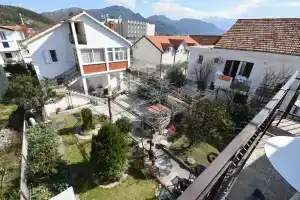 Malovic Apartments, Биела