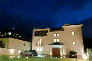 Belina Hotel, Портария