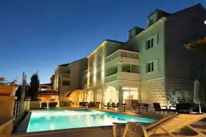 Hotel Bozica, Судурад
