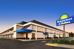 Days Inn & Suites by Wyndham Fort Bragg/Cross Creek Mall, Фейетвилл