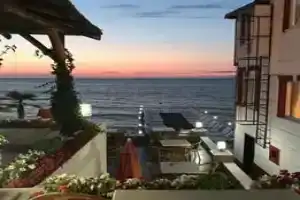 Kirmizi Yali Motel, Чынарджык