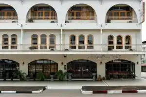 Trat Hometown, Трат