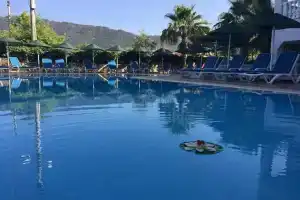 Champagne Apartments, Ичмелер