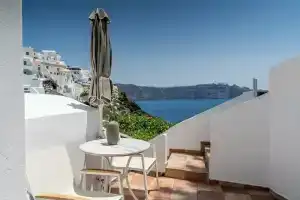 Vogue Suites, Ия