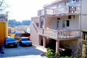 Apartments Čenić, Бечичи