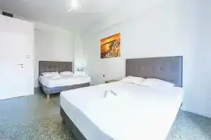 Space Paradise Apartments, Пирей