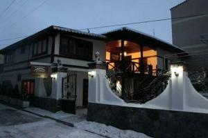 Guest House Bujtina Leon, Корча