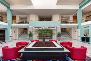 Coastline Hotel, Аура