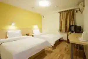 7 Days Inn Luoyang Wangcheng Avenue Shenglong Square Branch, Лоян