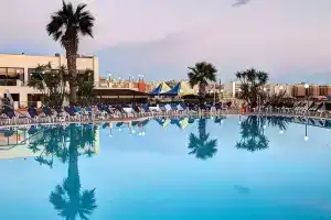 Coastline Hotel, Аура