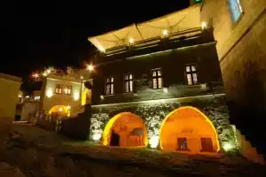 Aşk-ı Derun Hotel, Учхисар