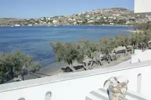 Alexandra's Rooms, Парикия