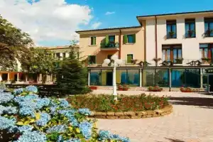 Сан-Цено-ди-Монтанья - Гостиницы