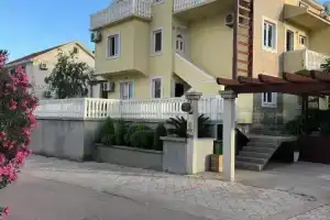 Apartments Sandra, Радовичи