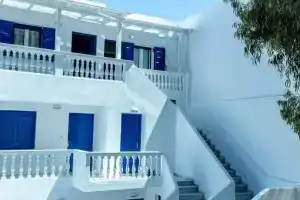 Anna's and Argy's Apartments, Камари
