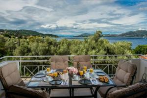 Elodia Apartments, Никиана