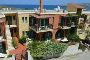 Maria Apartments, Каливес