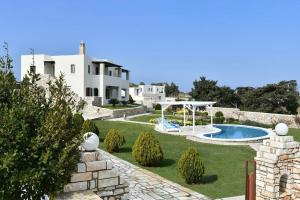 Villa Trifylia, Парикия