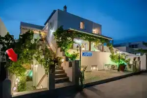 Kontaratos Studios & Apartments, Парикия