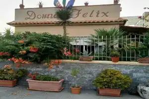 Domus Felix, Портичи
