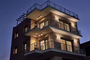 Laura Suites, Закинф
