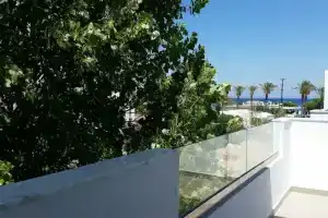 Ria's Deluxe Apartments, Фалираки