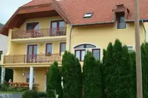 Hévíz Yellow Apartmenthouse, Хевиз