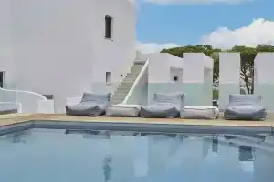The Thermia Suites, Китнос