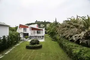 Hestia Villa, Полихроно
