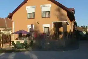 Kristály Apartmanház, Шарвар