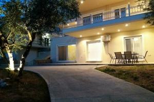 Agriomata Vergas Apartments, Каламата