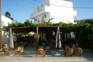 Alexandra Rooms, Малия