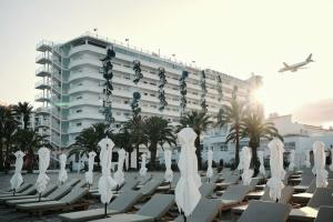 The Unexpected Ibiza Hotel, Платжа ден Босса