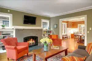 Ravenna Farm House - Four Bedroom Home with Fireplace, Сиэтл