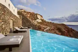 Charisma Suites, Ия