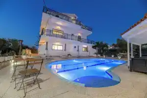 Denise Studios & Apartments, Аргаси