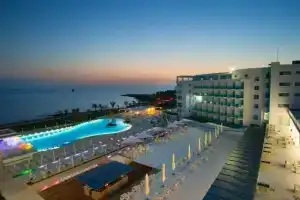 King Evelthon Beach Hotel & Resort, Пафос