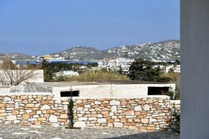 Villa Trifylia, Парикия