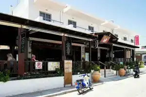 Rio Hotel, Кардамена