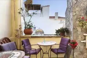 Lena Pension, Ханья