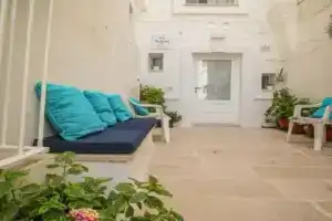 Casa Raffaella, Монополи