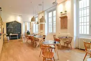 Away Hostel & Coffee Shop, Виллербан