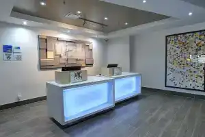 Holiday Inn Express & Suites Toronto Airport West, Брамптон