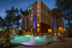 Holiday Inn Express & Suites San Antonio Medical-Six Flags, an Ihg Hotel, Сан-Антонио