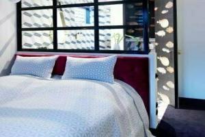 Five Rooms Hotel, Лер