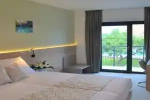 16 Lakes Hotel, Раковица