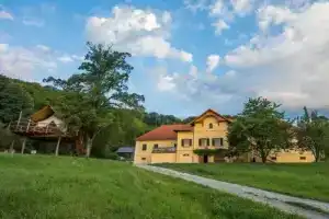 Chateau Ramšak, Vineyard Glamping Resort, Марибор