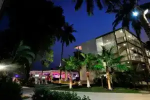 Escudo Beach Club Hotel, Банг Рак