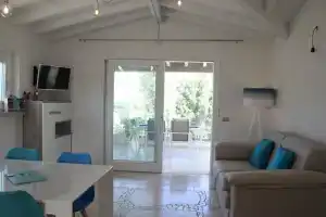R House, Будони