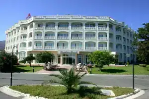 Denizkizi & Denizkizi Royal Seafront Resort & Restaurant & Beach Club, Кирения